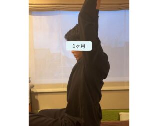 ズキズキする肩の痛みがなくなった感覚の個人の表情です