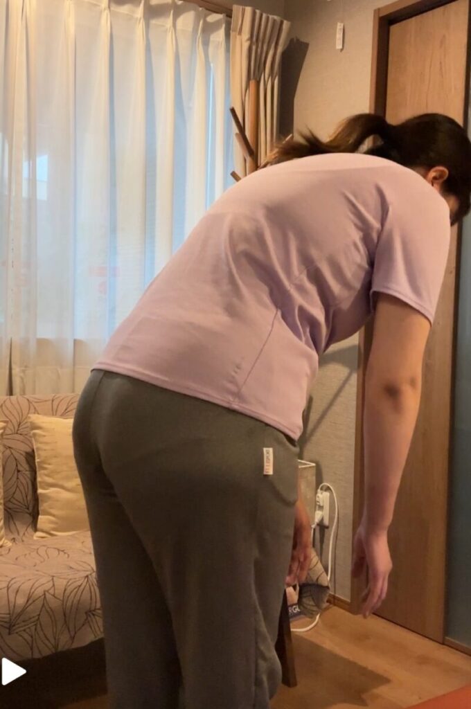 整体施術後にリラックスした表情で写る来院者（腰の不調で来院）