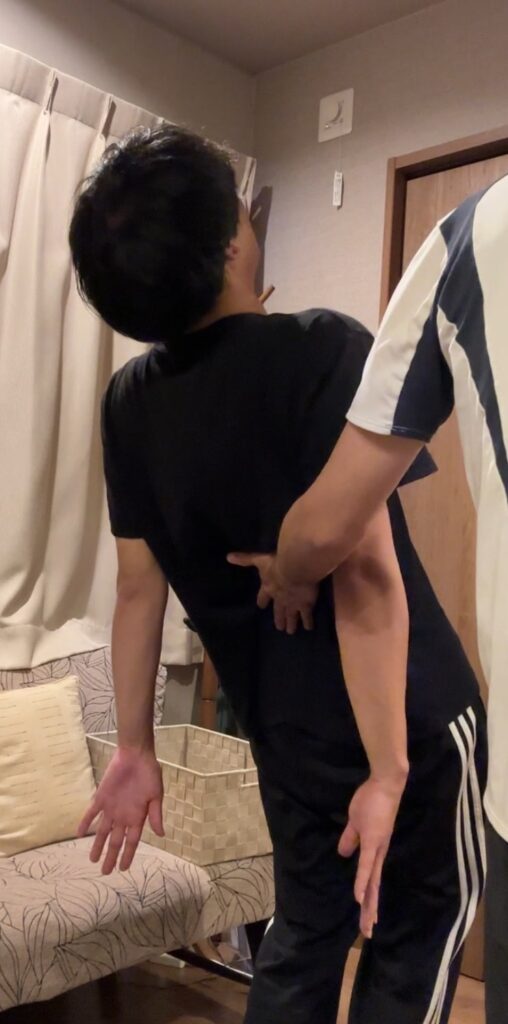 長年腰痛に悩まされていた男性の施術後の様子