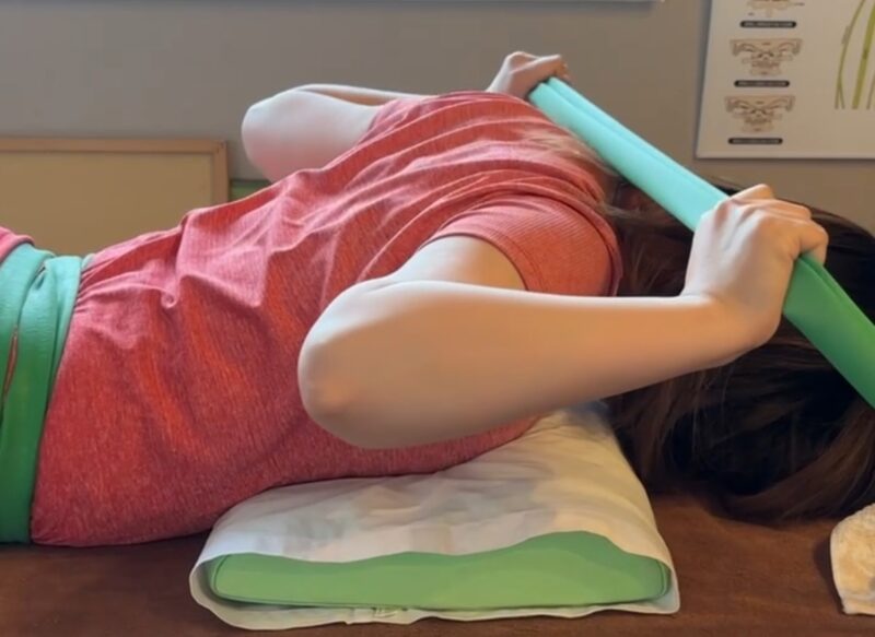 運動療法で、肩こりを和らげるストレッチ、両方の画像