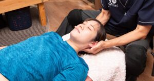 カイロプラティック施術で眠っている女性の風景