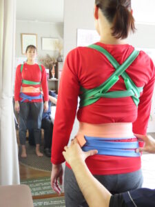 "骨盤まわりをやさしく整えている施術風景"