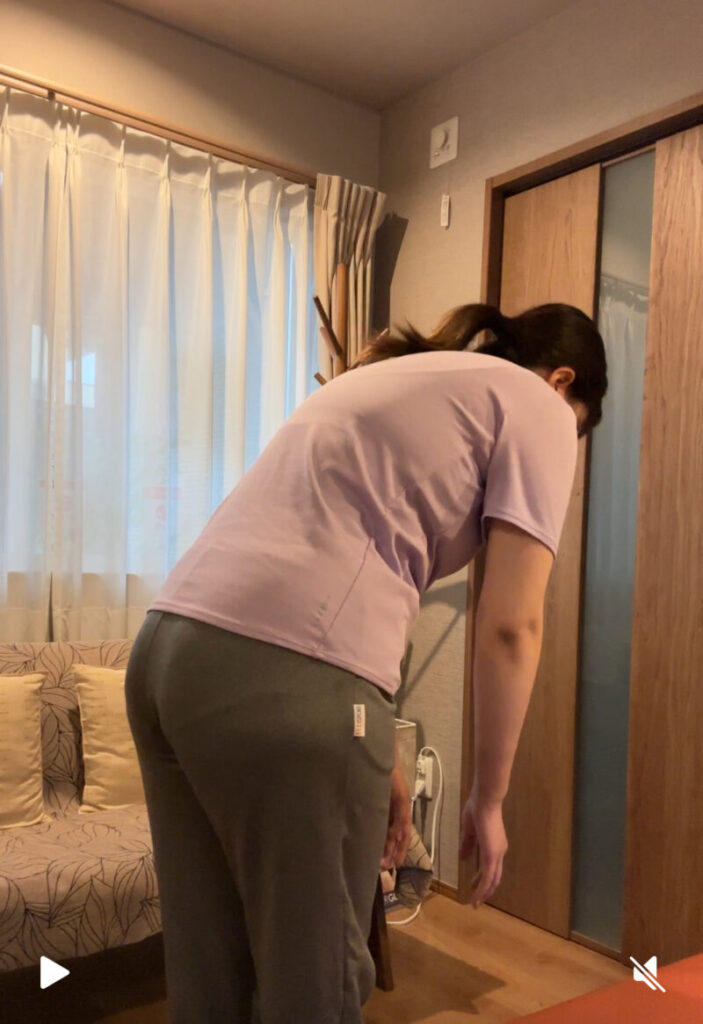 整体施術後に快適になったと語る来院者の写真(リラックスした表情と姿勢)